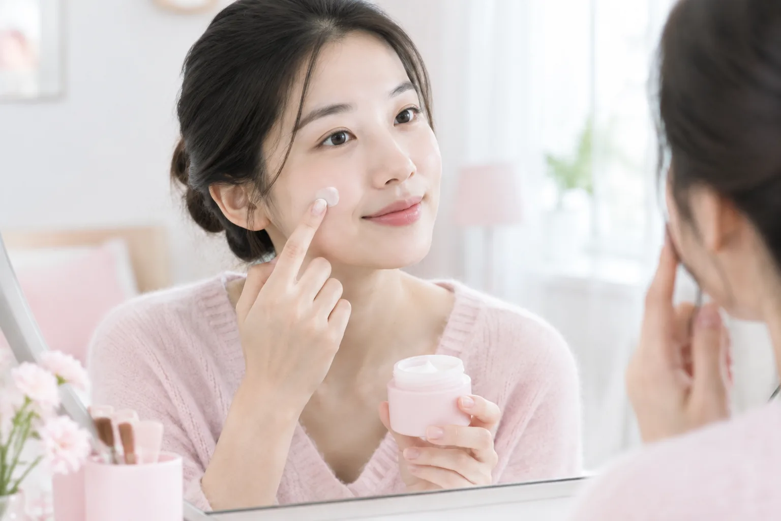 환부에만 좁게 바르는 모습을 담은 장면
